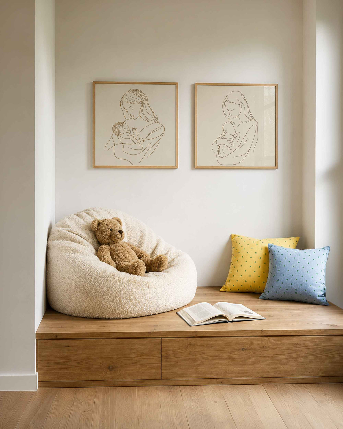 Interieurpresentatie van een tweedelige vierkante posterset met moeder en baby