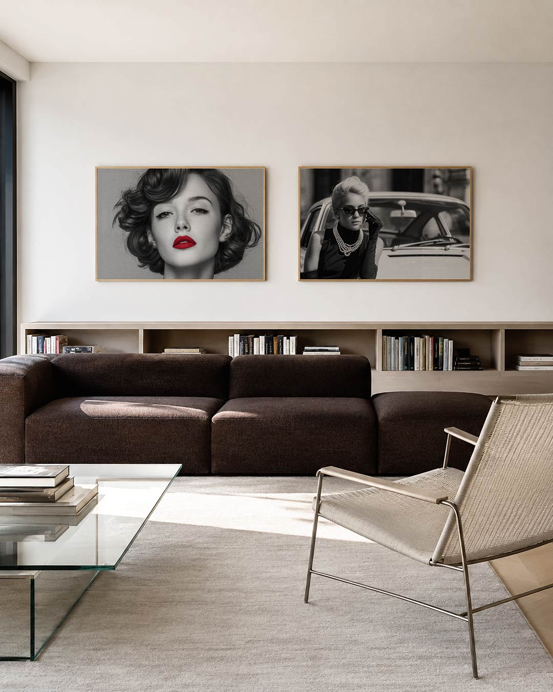 Tweedelige posterset met donkere tinten en een rustige visuele opbouw, getoond in een interieur