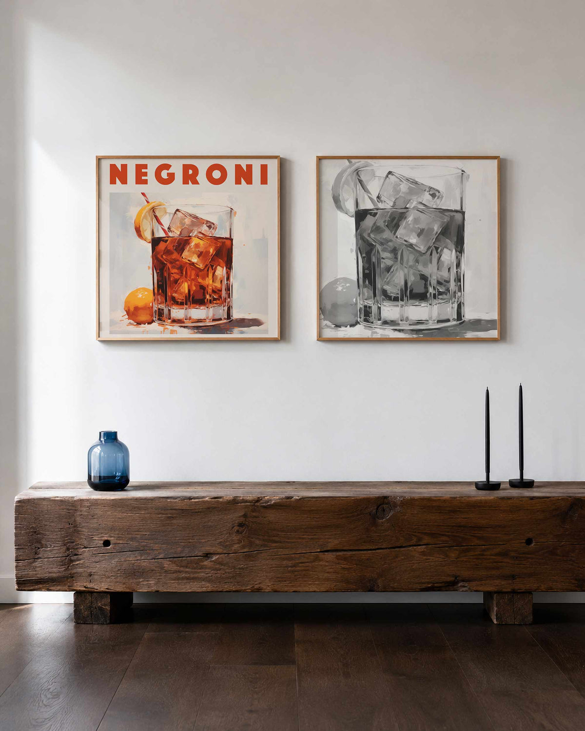 Interieurpresentatie van een tweedelige vierkante posterset met negroni cocktail