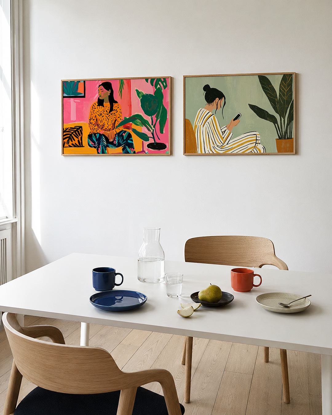 Twee liggende posters met een vrouw in een kleurrijk interieur met roze en oranje tinten, aan de muur in een interieur