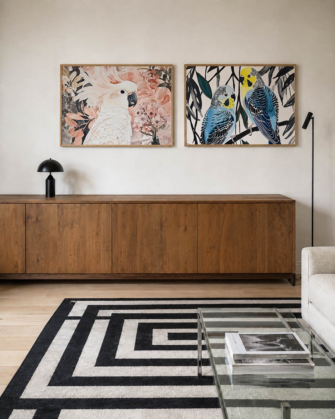 Tweedelige posterset met een sierlijke witte vogel met een indrukwekkende kuif, getoond in een interieur