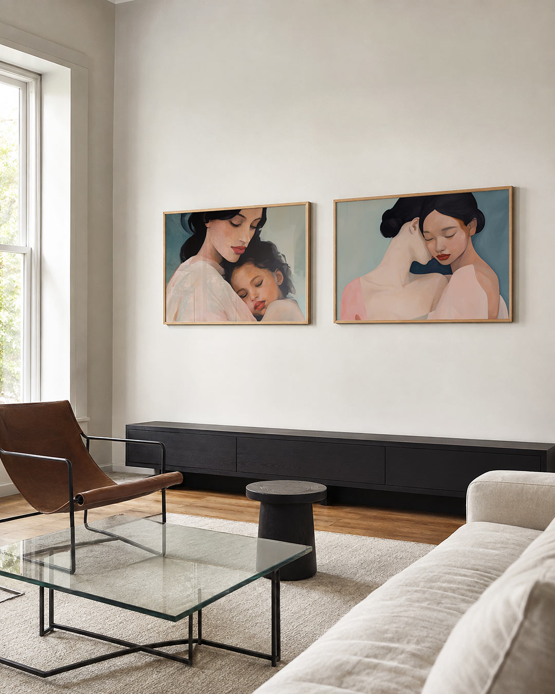 Interieurpresentatie van twee posters met donkere tinten en een rustige visuele opbouw