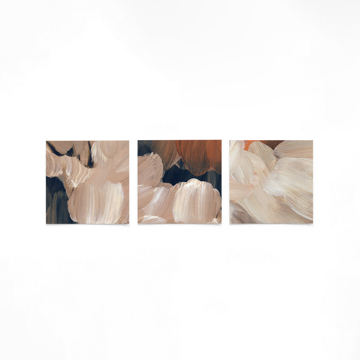 Drie vierkante posters met beige abstracte verfstreken op een gebroken witte achtergrond