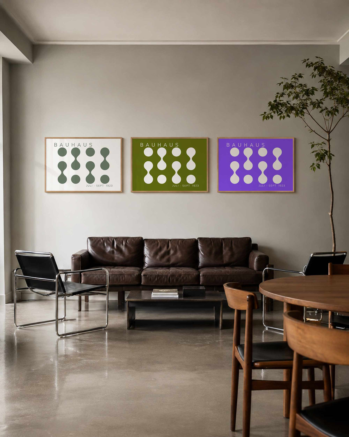 Interieurmockup van drieluik landscape-posterset met groene en paarse cirkelritmes