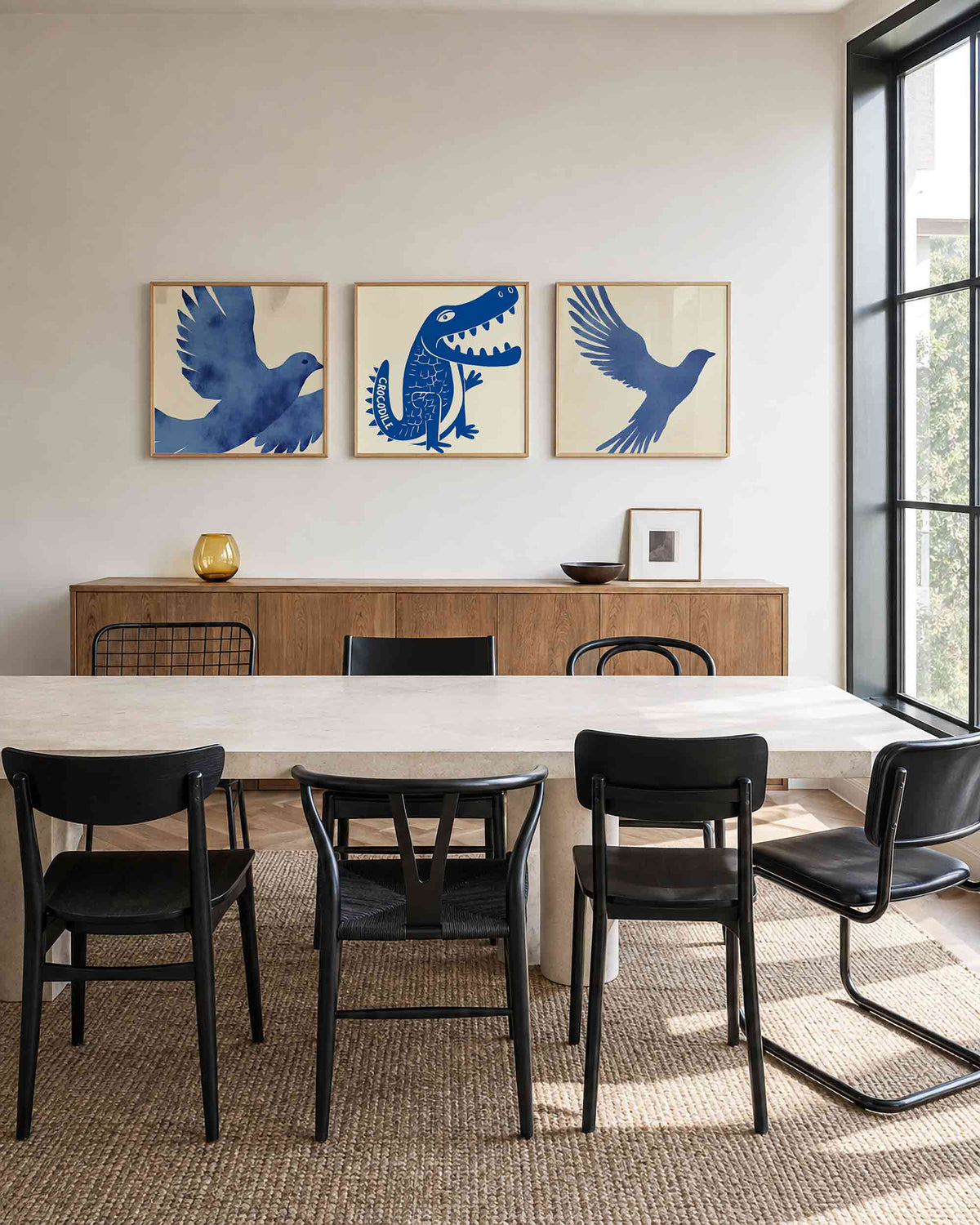 Interieurpresentatie van een driedelige vierkante posterset met blauwe dieren