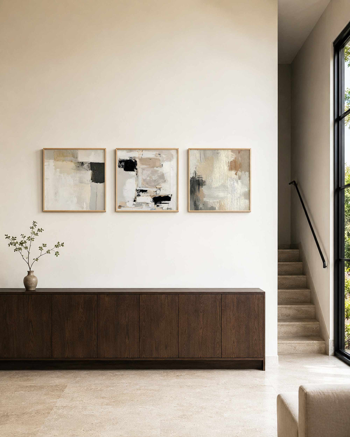 Interieurpresentatie van een driedelige vierkante posterset met abstracte beige kunst