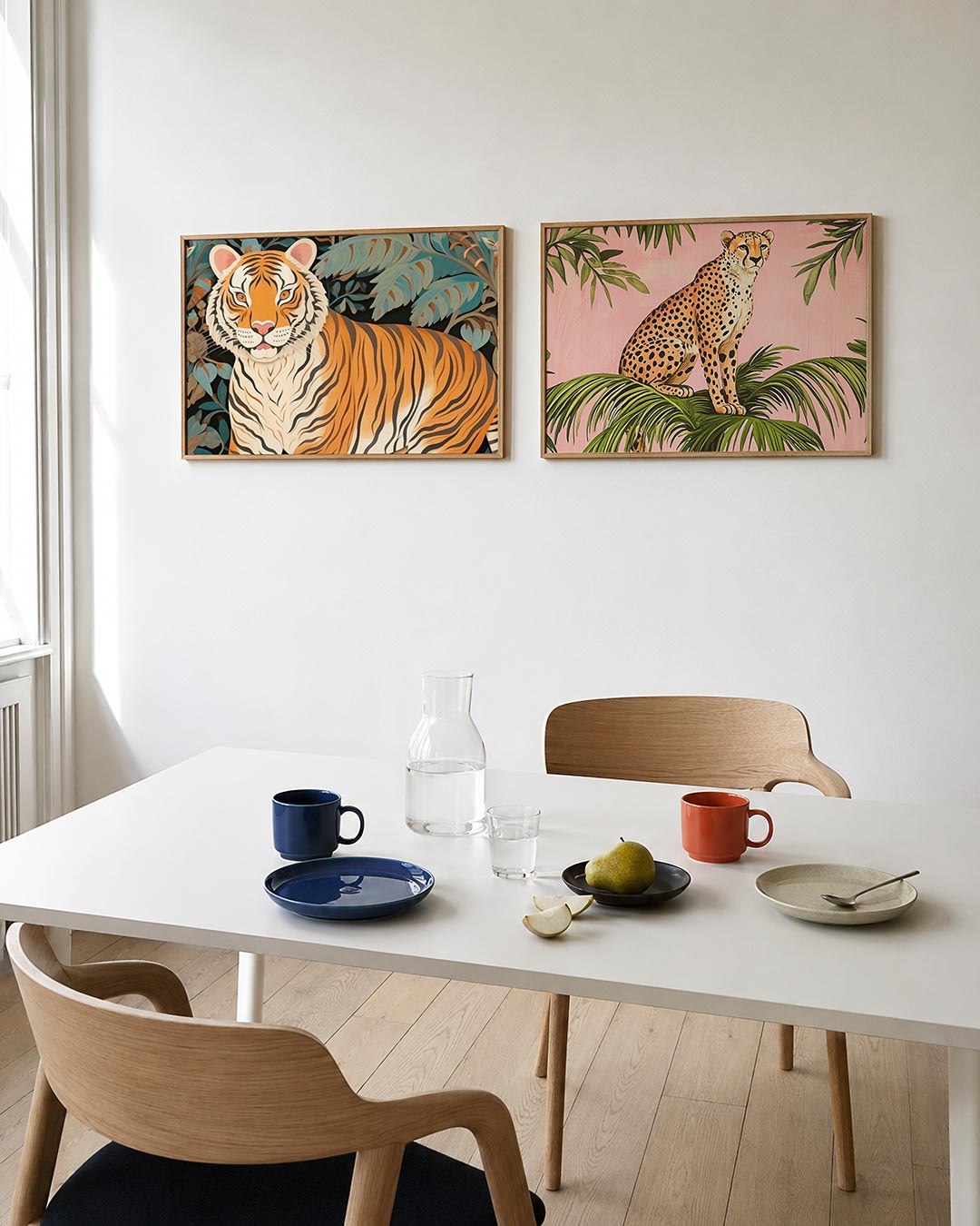 Twee liggende posters met een krachtige tijger met levendige oranje en zwarte strepen, aan de muur in een interieur