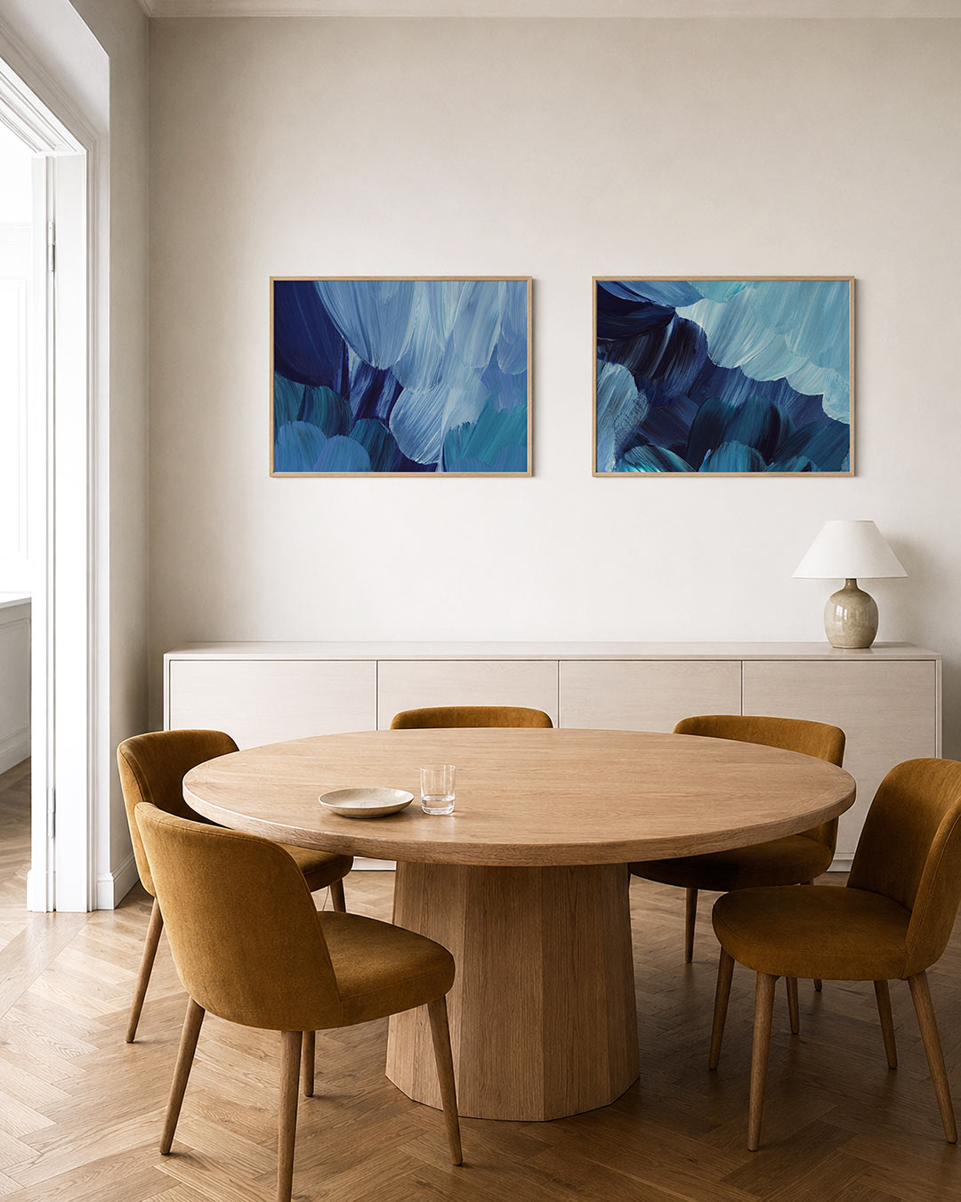 Twee liggende posters met deze tweedelige posterset heeft blauwe en turquoise borstelstreken, aan de muur in een interieur