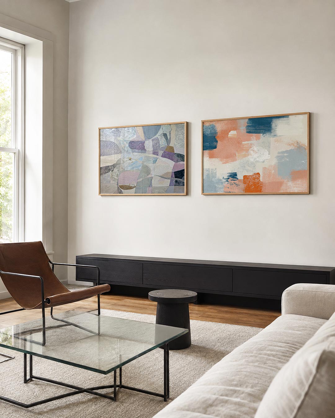Twee liggende posters met een spel van zachte pasteltinten en vloeiende lijnen, aan de muur in een interieur