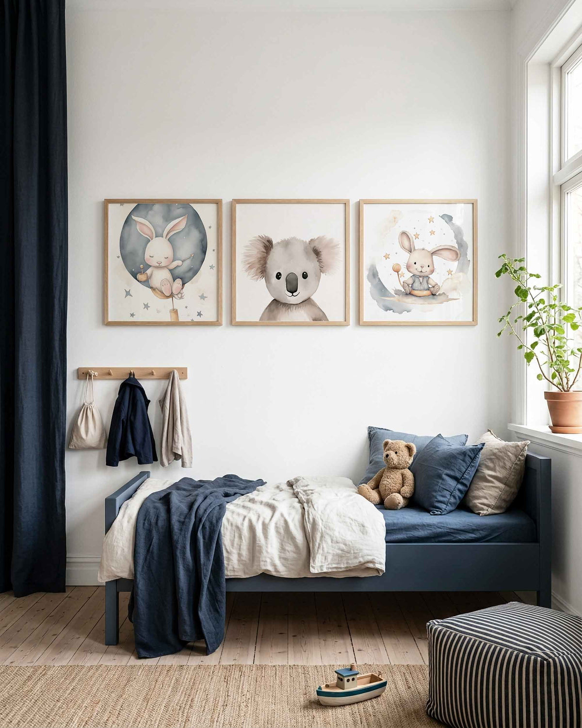 Interieurpresentatie van een driedelige vierkante posterset met dieren in de nacht