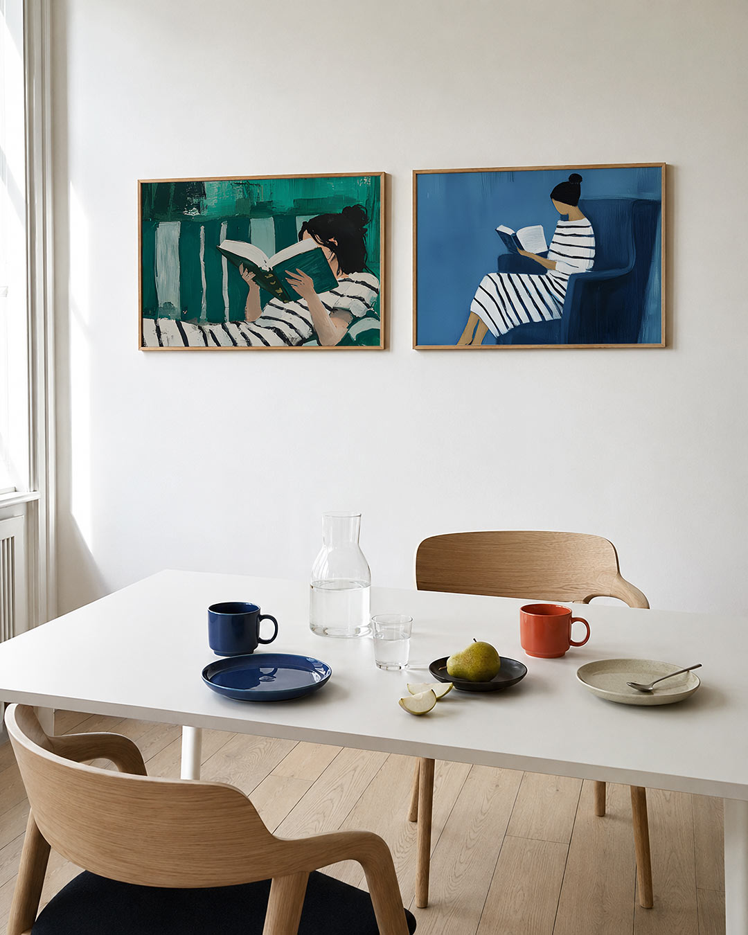 Interieurpresentatie van twee posters met een vrouw in zwart-wit gestreepte kleding met een boek