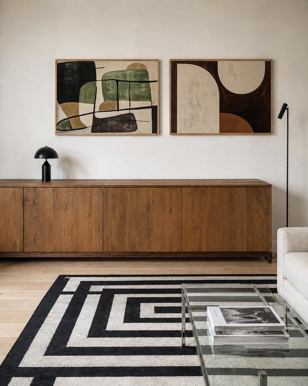 Twee liggende posters met groene en bruine kleurvlakken, aan de muur in een interieur