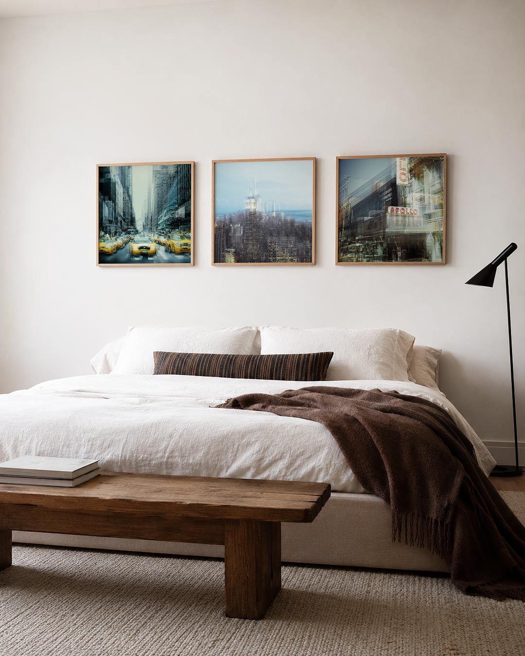 Interieur met vierkant fotografisch drieluik stad in meervoud – Gerald Emming