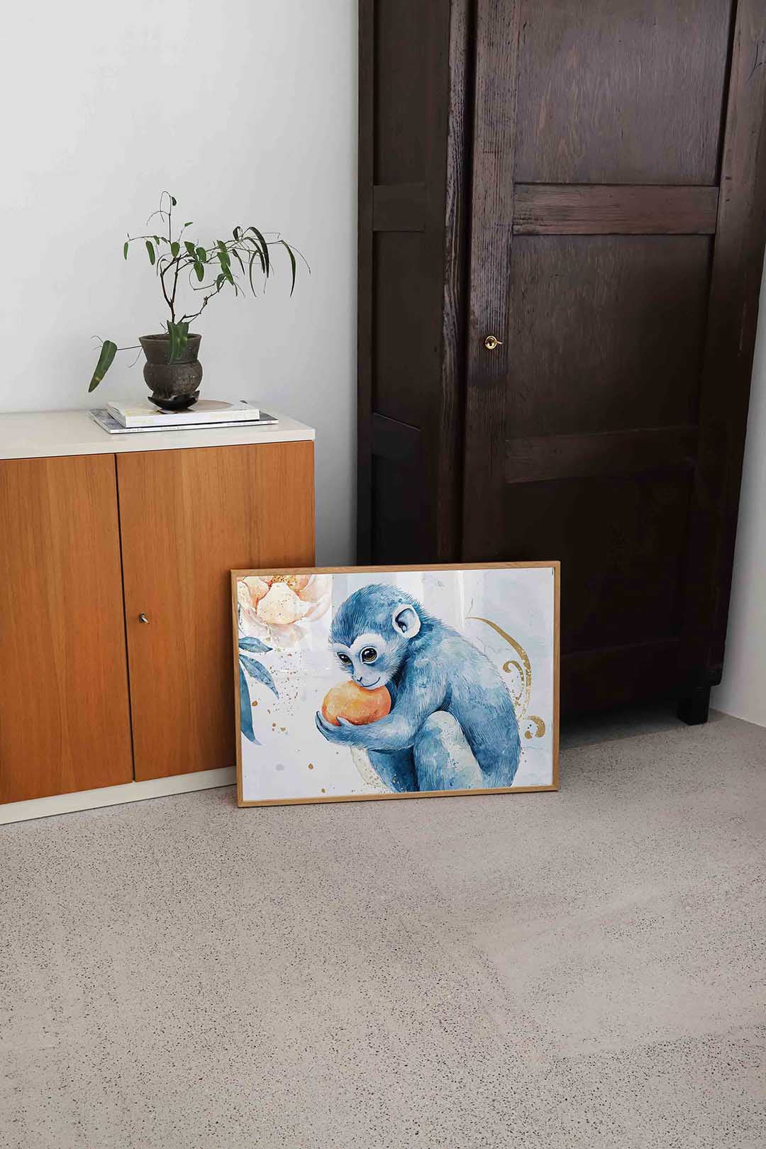Blauwe aap met sinaasappel Poster