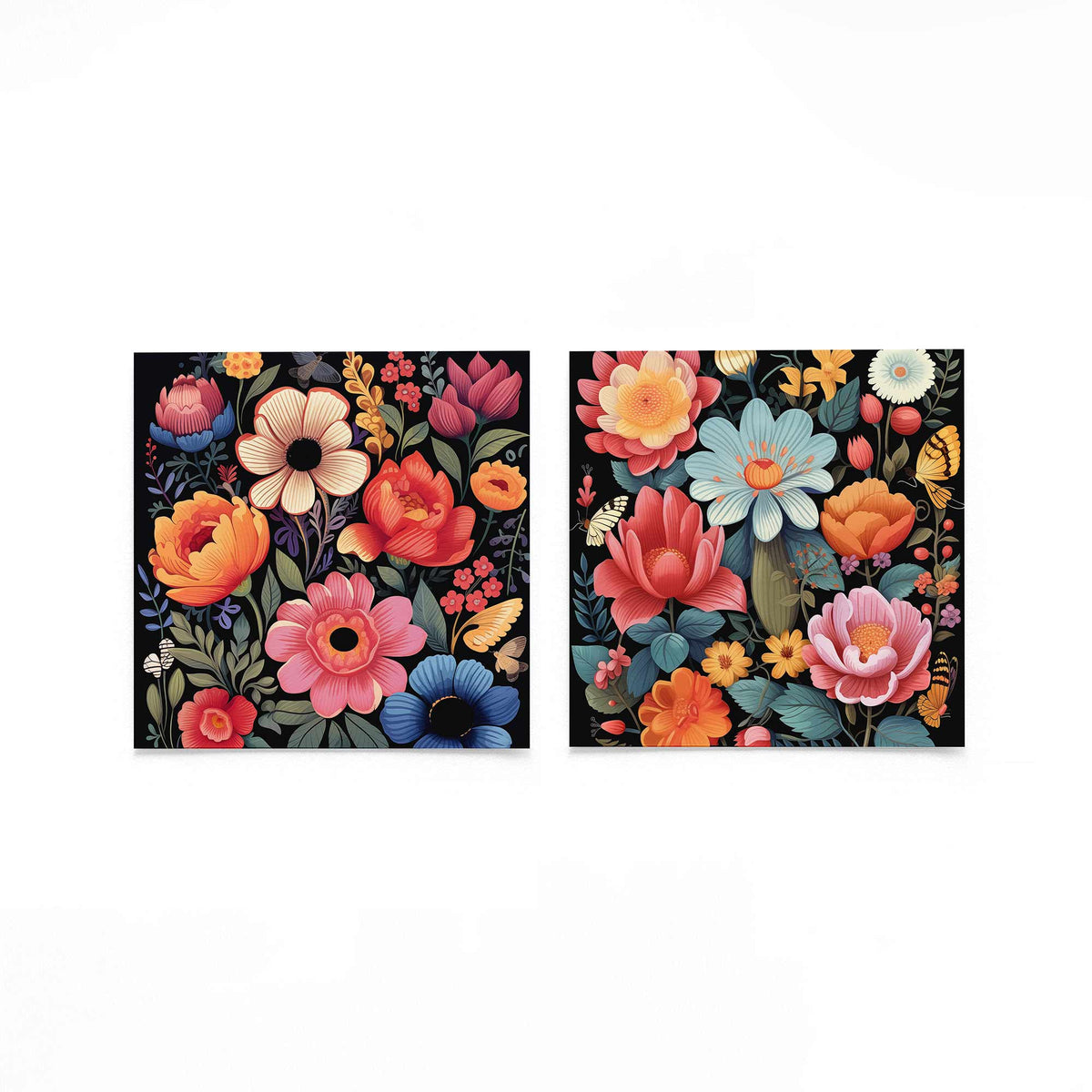 Twee vierkante posters met bloemen en vlinders op een gebroken witte achtergrond