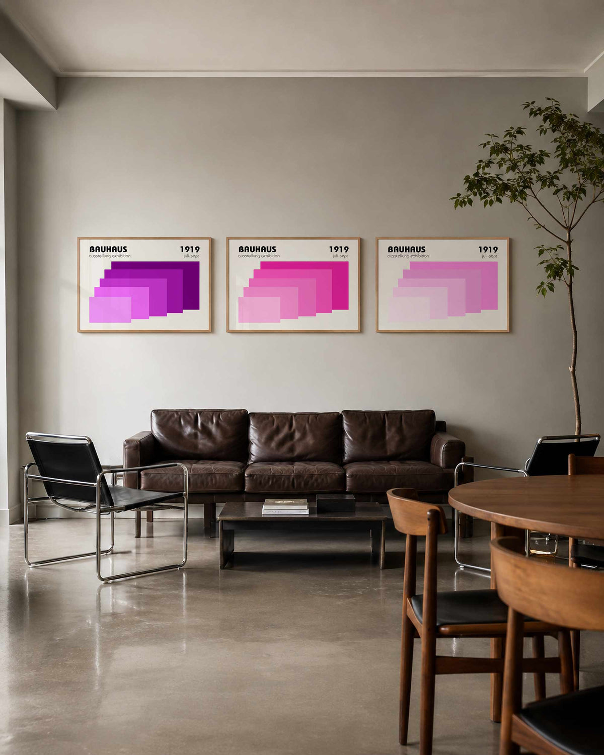 Interieurmockup van drieluik landscape-posterset met roze vlakkenreeks