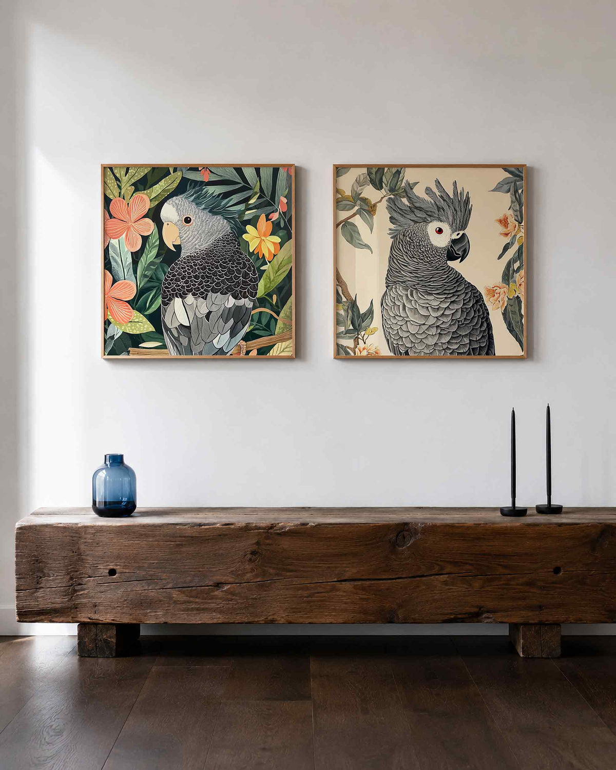 Interieurpresentatie van een tweedelige vierkante posterset met grijze papegaaien