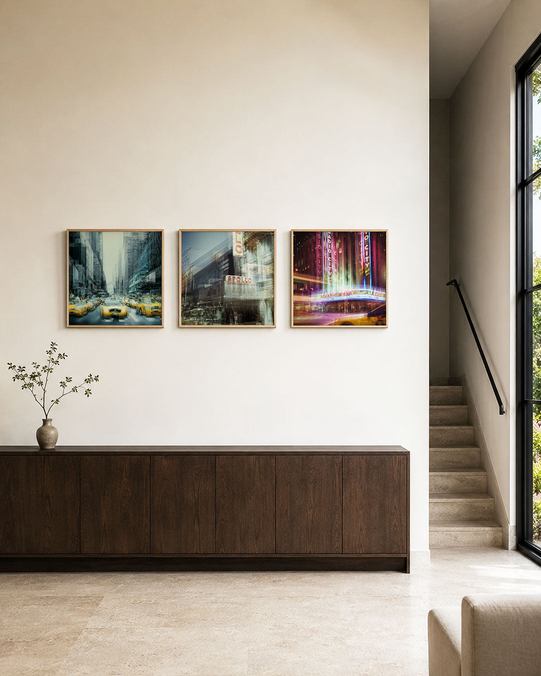 Interieur met vierkant fotografisch drieluik stadslicht en gevels – Gerald Emming