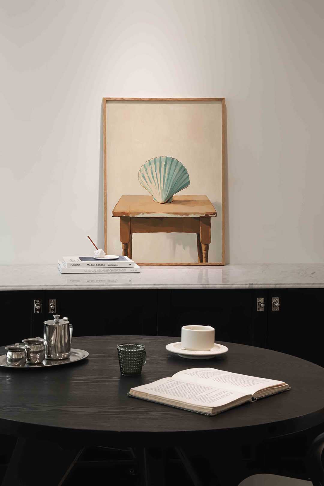 Schelp op tafel Poster