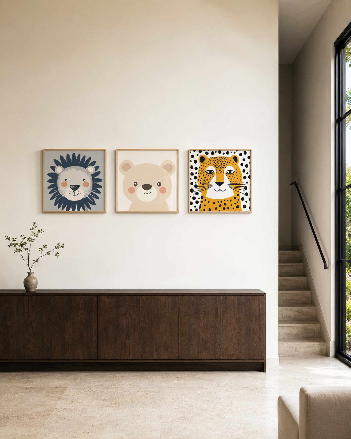 Interieurpresentatie van een driedelige vierkante posterset met dierenkoppen