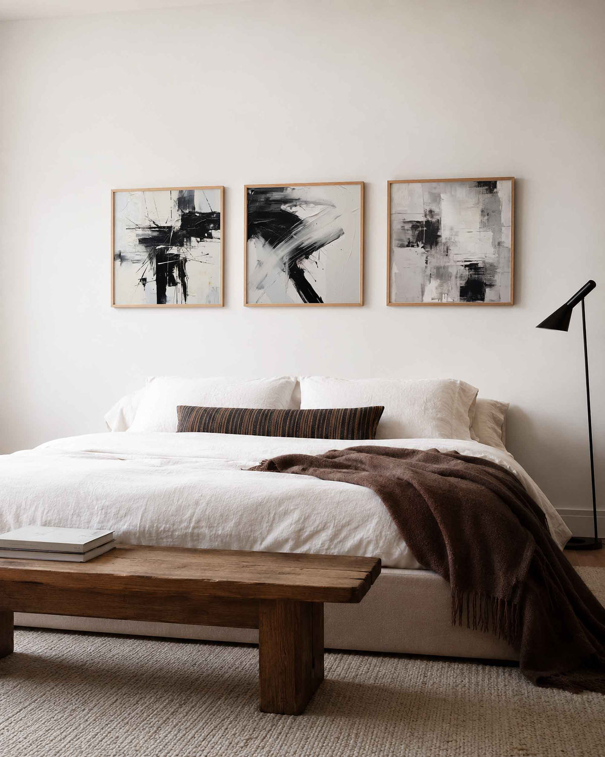 Interieurpresentatie van een driedelige vierkante posterset met abstracte zwart wit