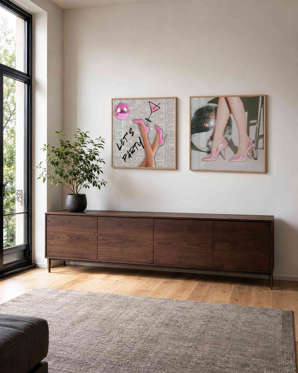 Interieurpresentatie van een tweedelige vierkante posterset met disco en roze pumps