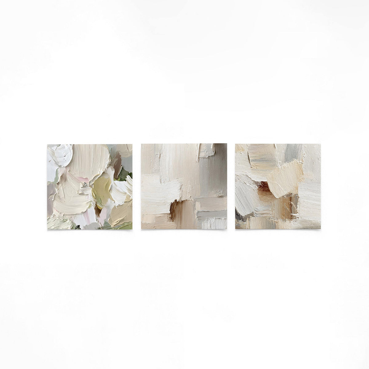 Drie vierkante posters met abstracte verfstructuren op een gebroken witte achtergrond