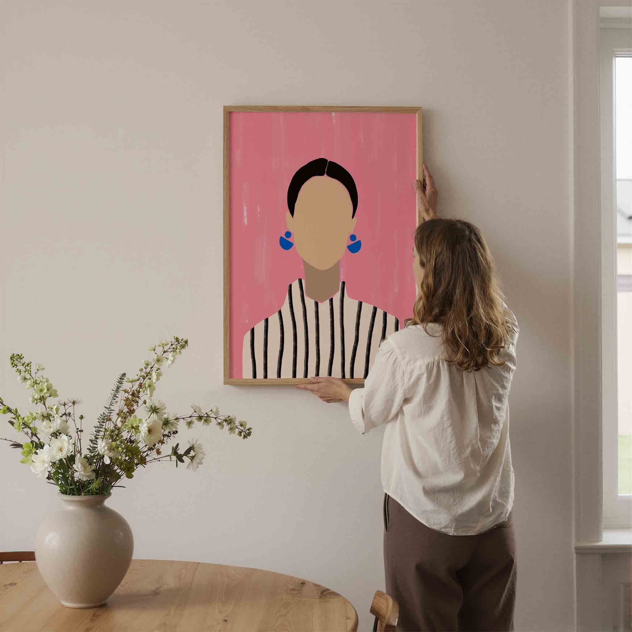 Vrouw met blauwe oorbellen Poster