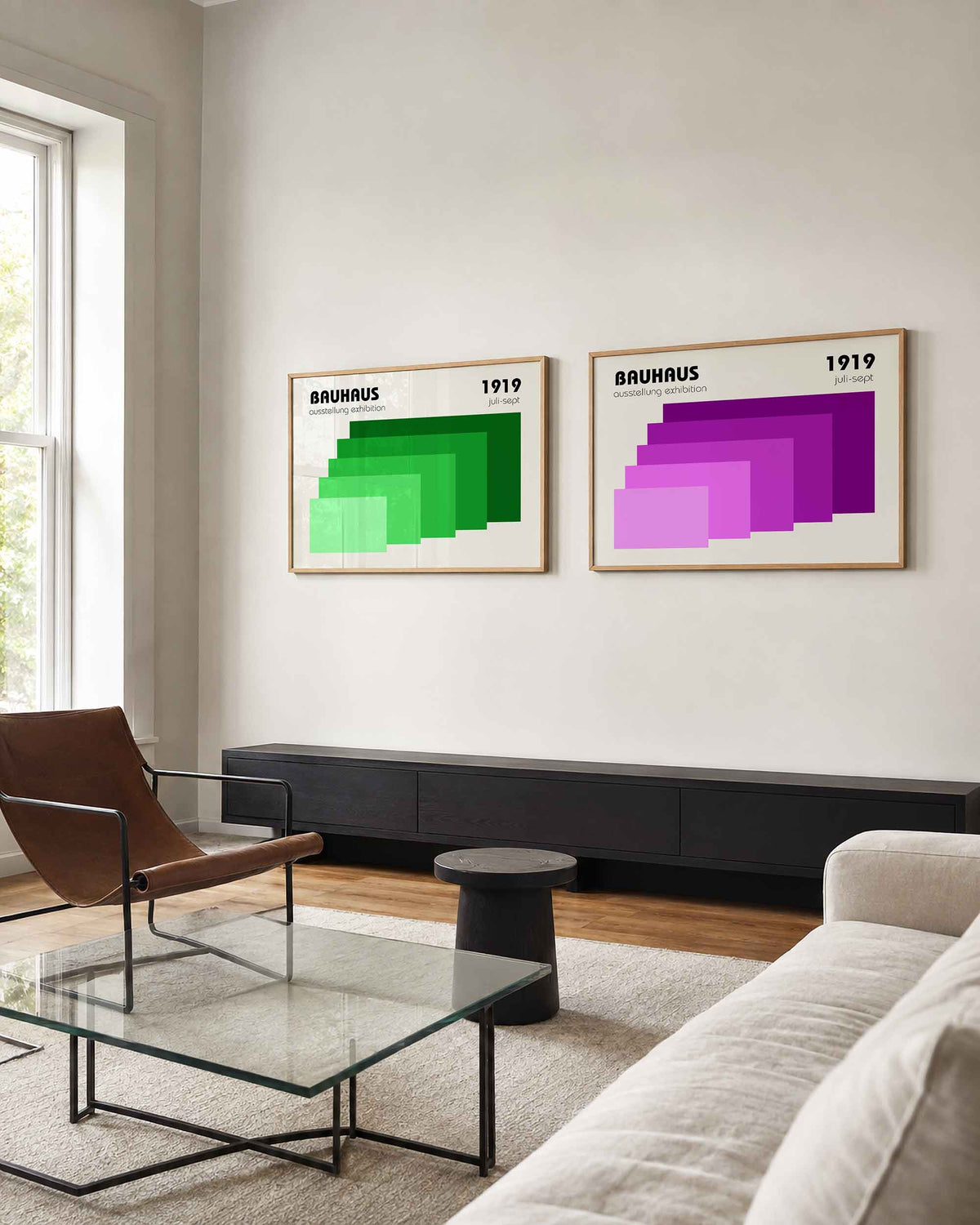 Interieurmockup van tweedelige landscape-posterset met groene en paarse vlakken