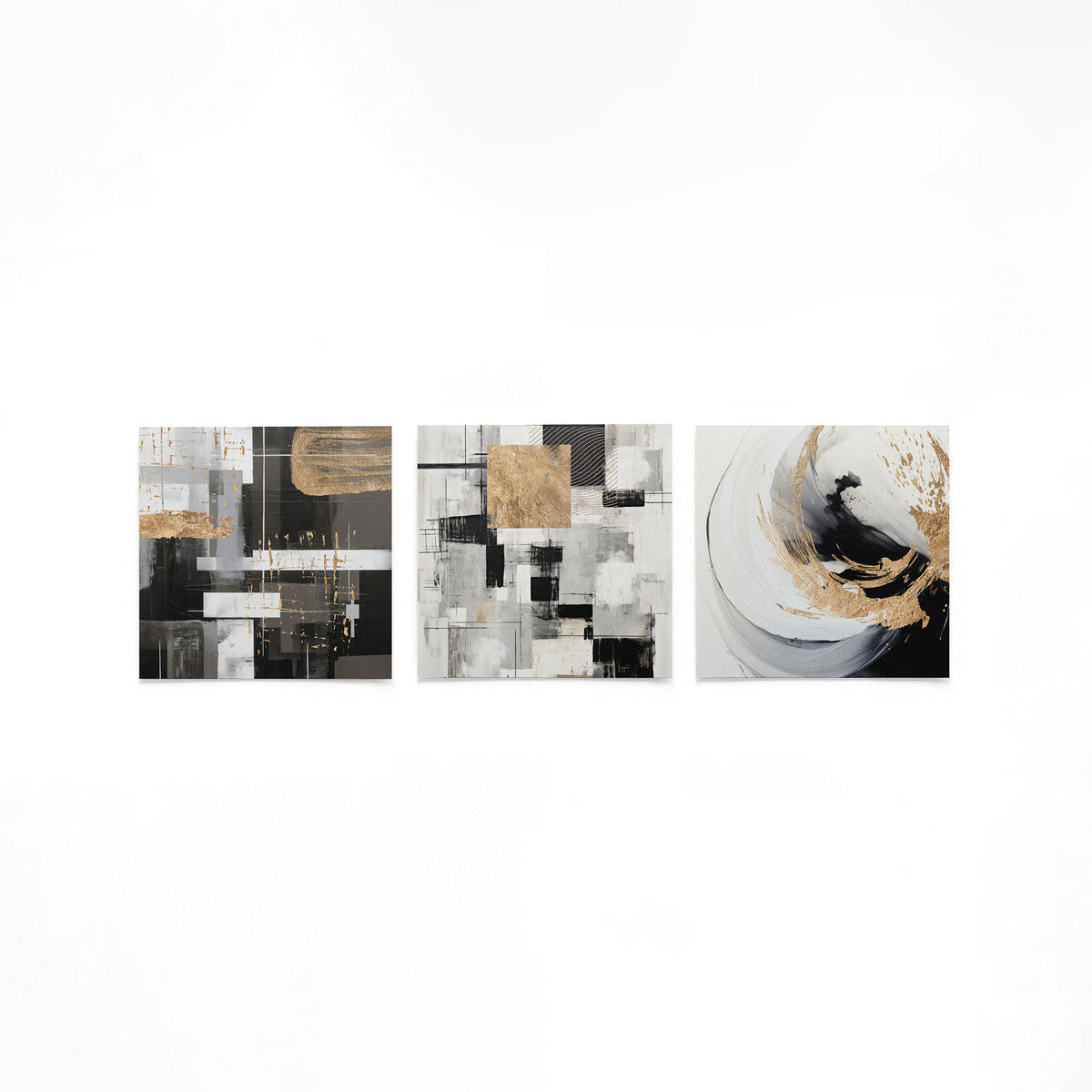 Drie vierkante posters met abstract goud zwart wit op een gebroken witte achtergrond