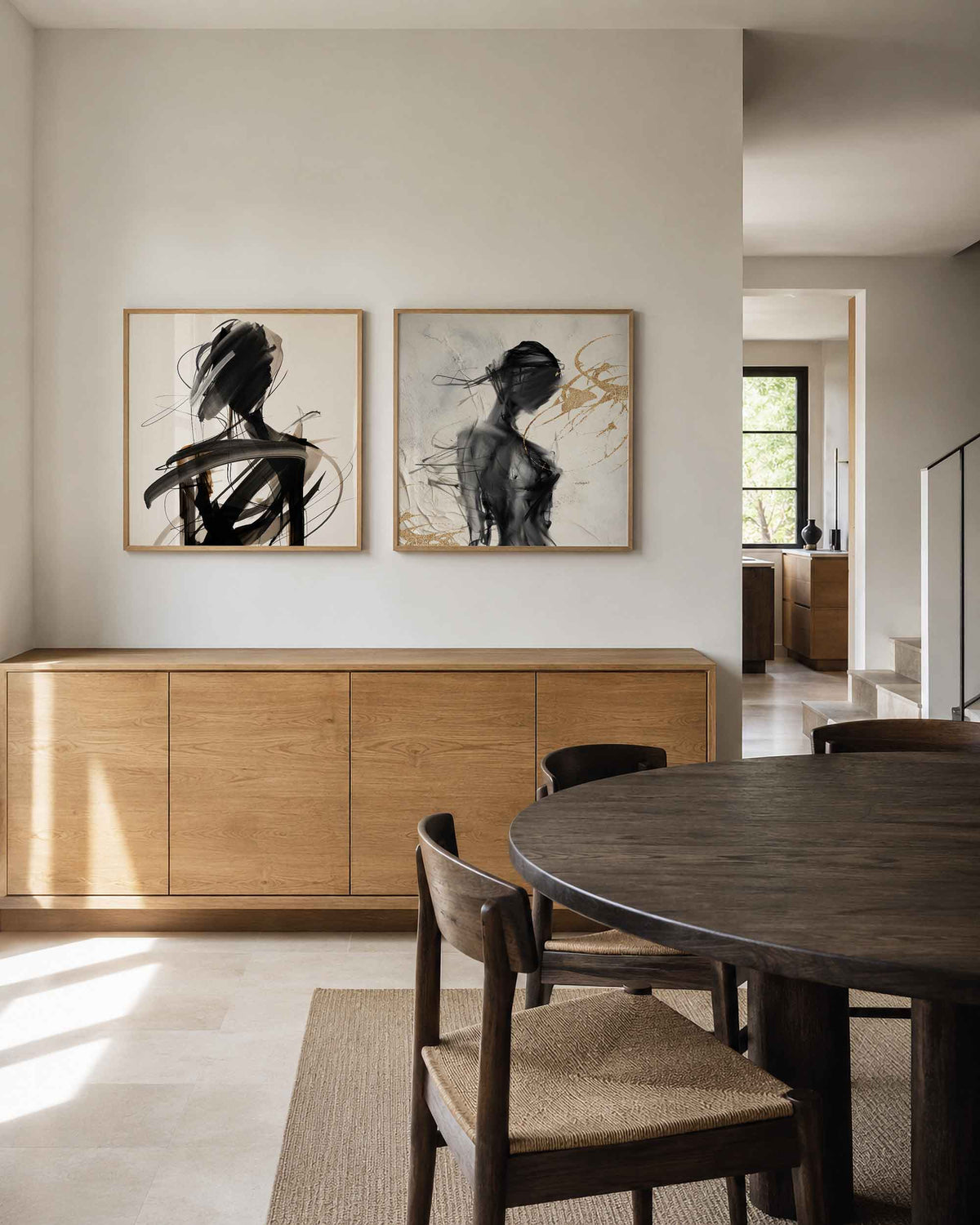 Interieurpresentatie van een tweedelige vierkante posterset met abstracte figuren