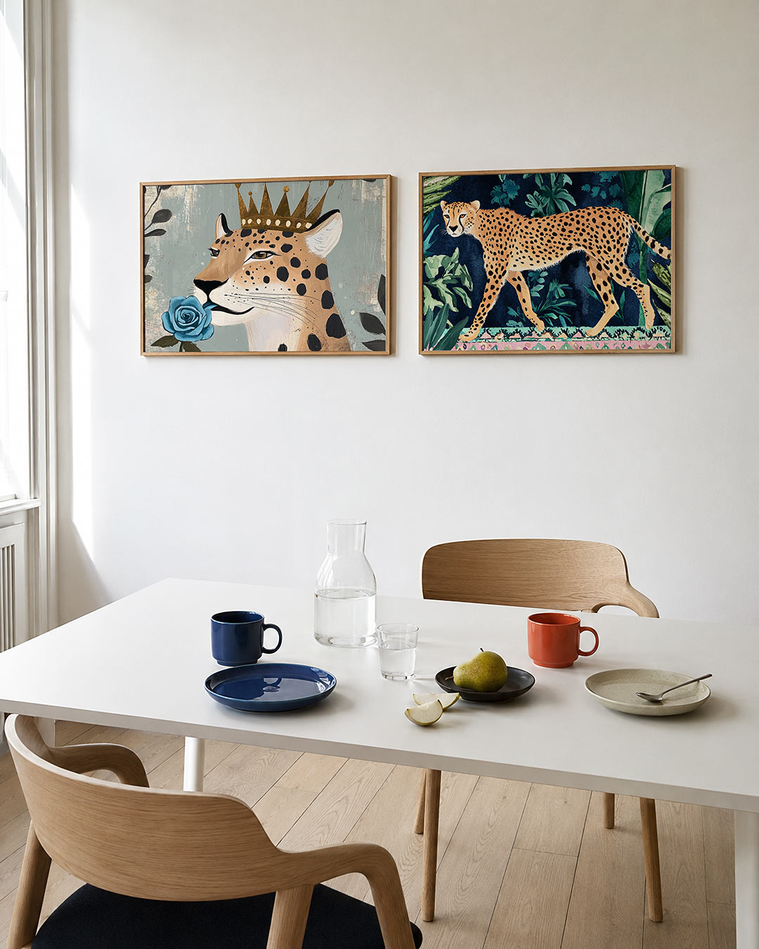 Interieurpresentatie van twee posters met een sierlijke luipaard met een gouden kroon en een blauwe roos in de mond
