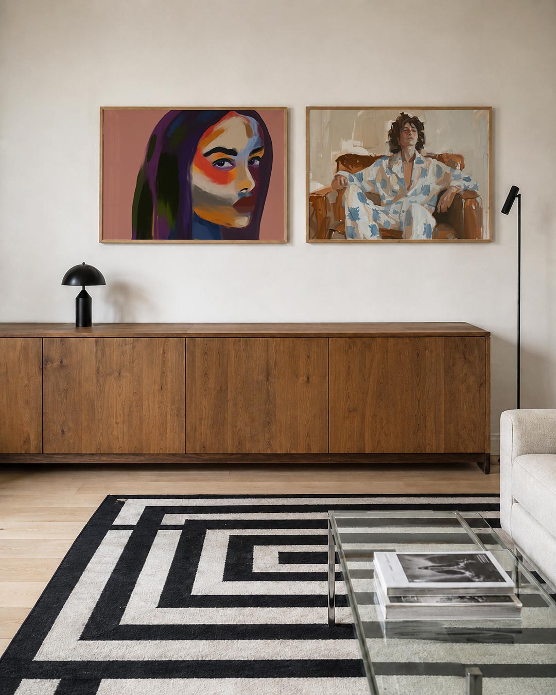 Tweedelige posterset met een gezicht met levendige kleurvlakken en vloeiende lijnen, getoond in een interieur