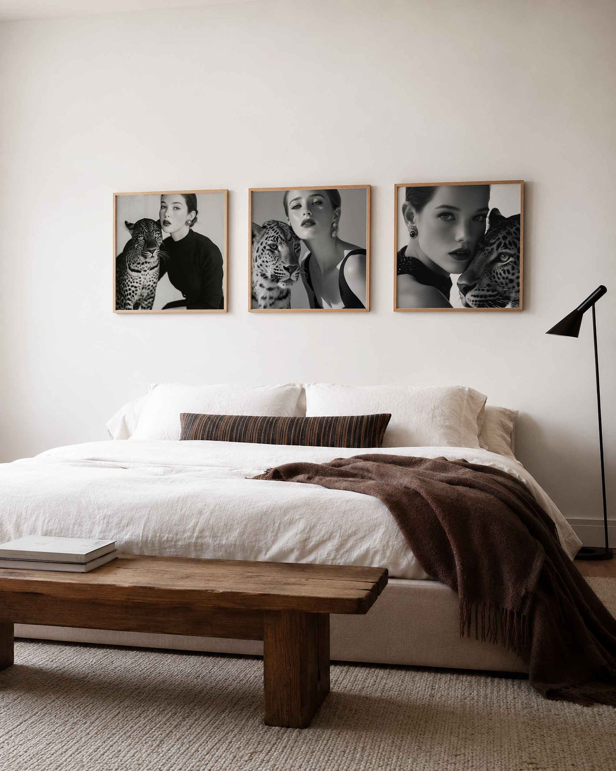 Interieurpresentatie van een driedelige vierkante posterset met vrouw en luipaard