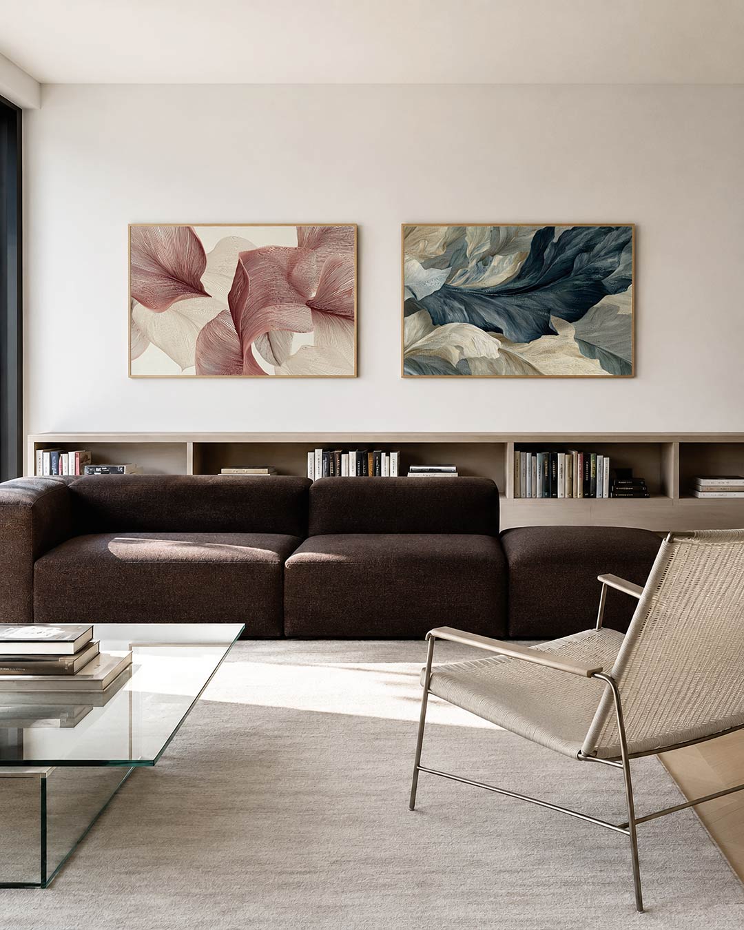 Tweedelige posterset met vloeiende lijnen in zachte tinten, getoond in een interieur