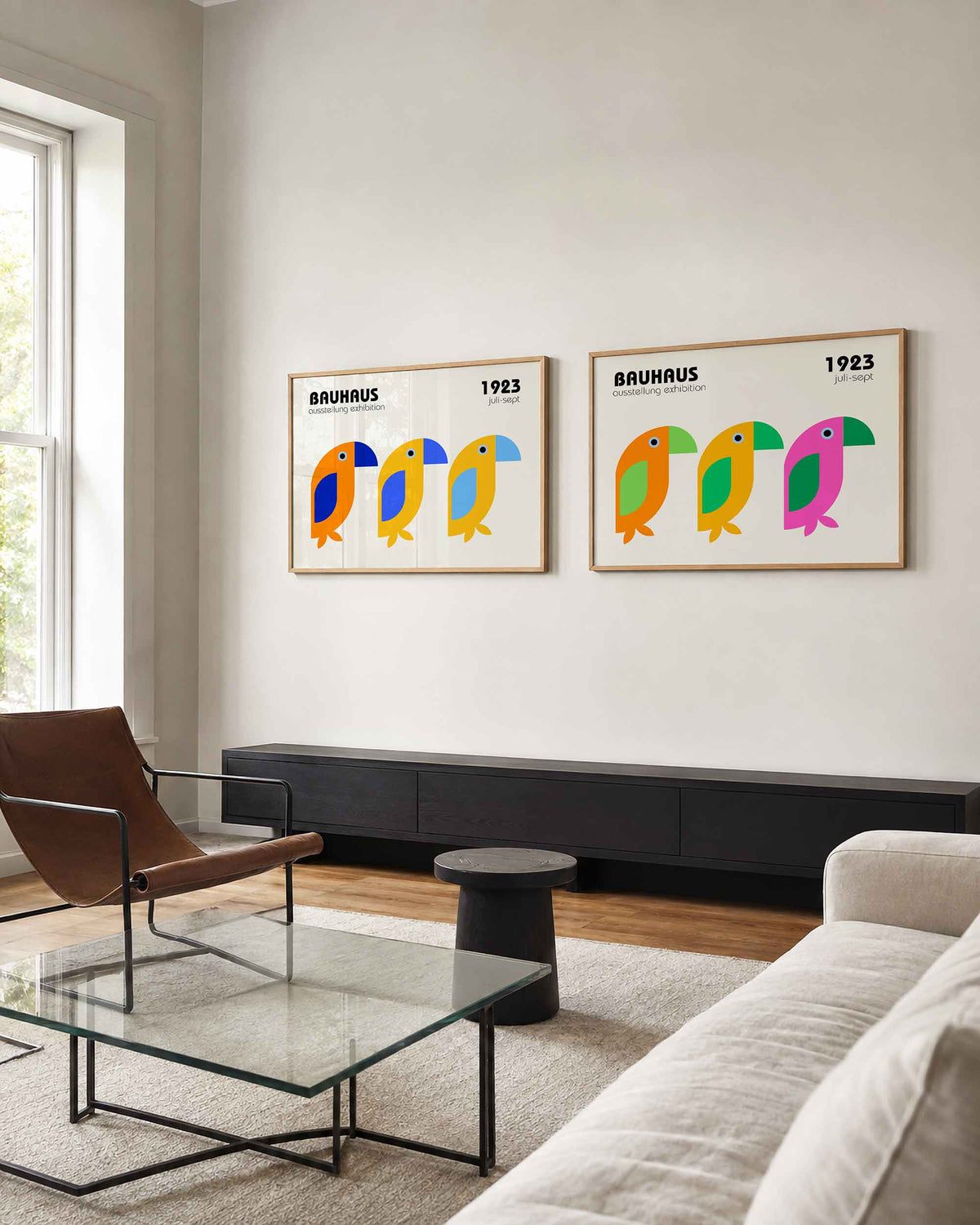 Interieurmockup van tweedelige landscape-posterset met kleurrijke vogels met ronde vleugels
