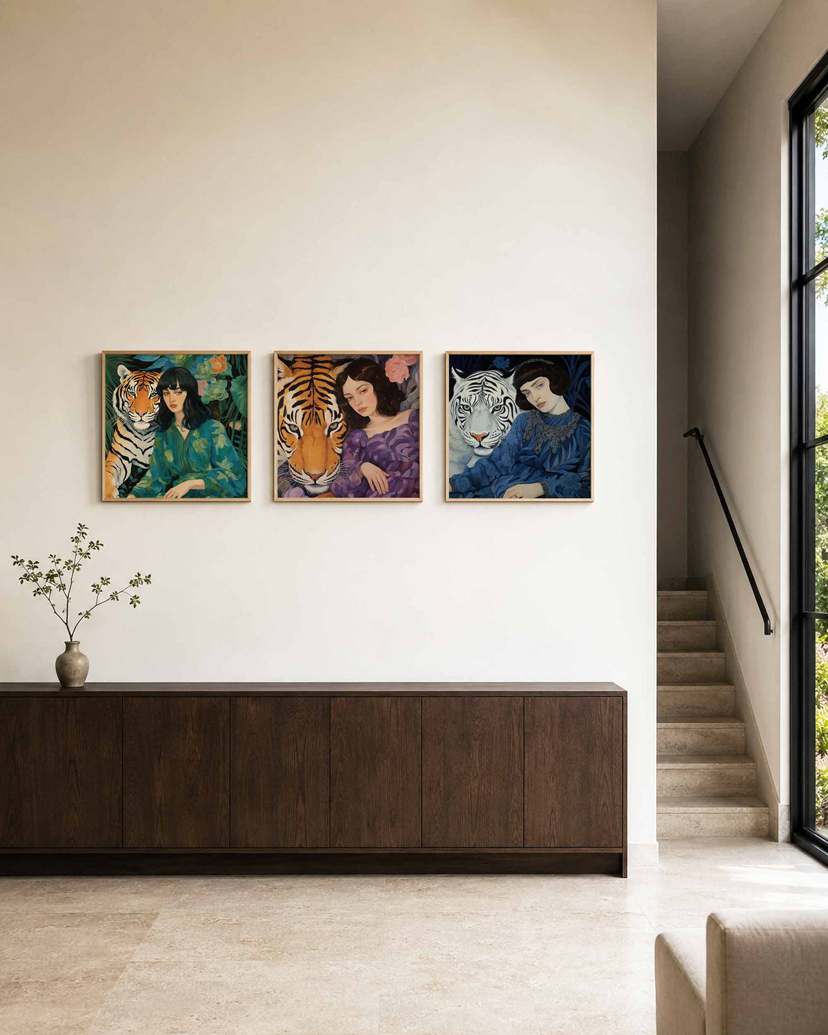 Interieurpresentatie van een driedelige vierkante posterset met vrouwen met tijgers