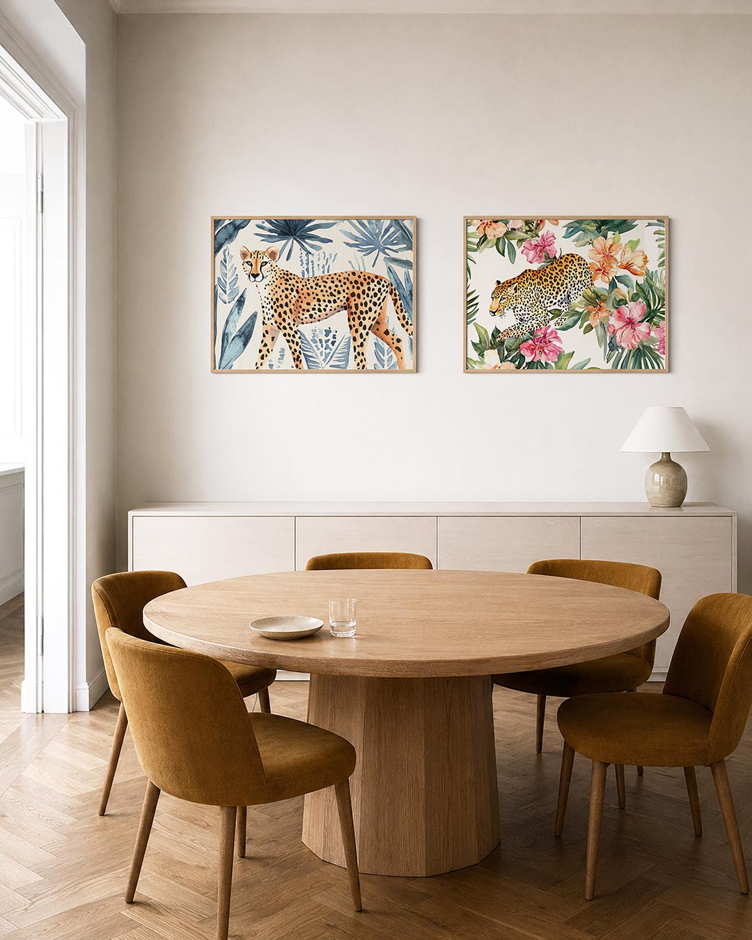 Tweedelige posterset met een sierlijke cheetah met zwarte stippen wandelt door een jungle, getoond in een interieur