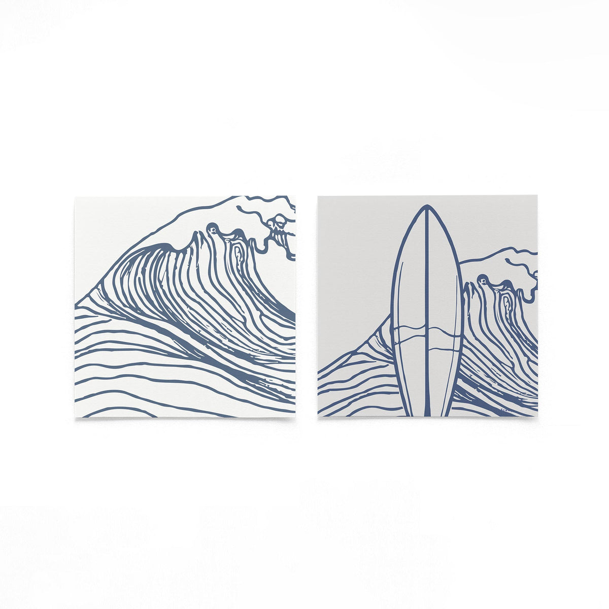 Twee vierkante posters met surfgolf op een gebroken witte achtergrond