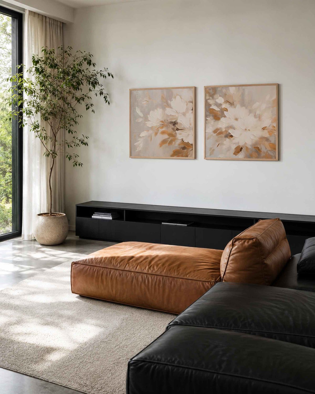 Interieurpresentatie van een tweedelige vierkante posterset met bloemen in beige