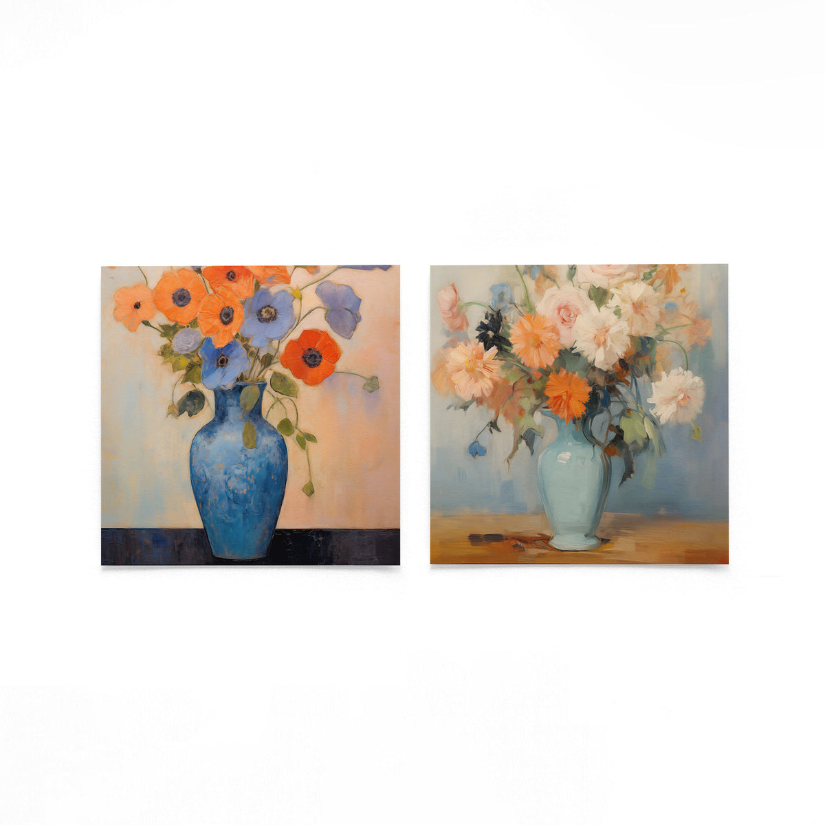 Twee vierkante posters met bloemen in vazen op een gebroken witte achtergrond