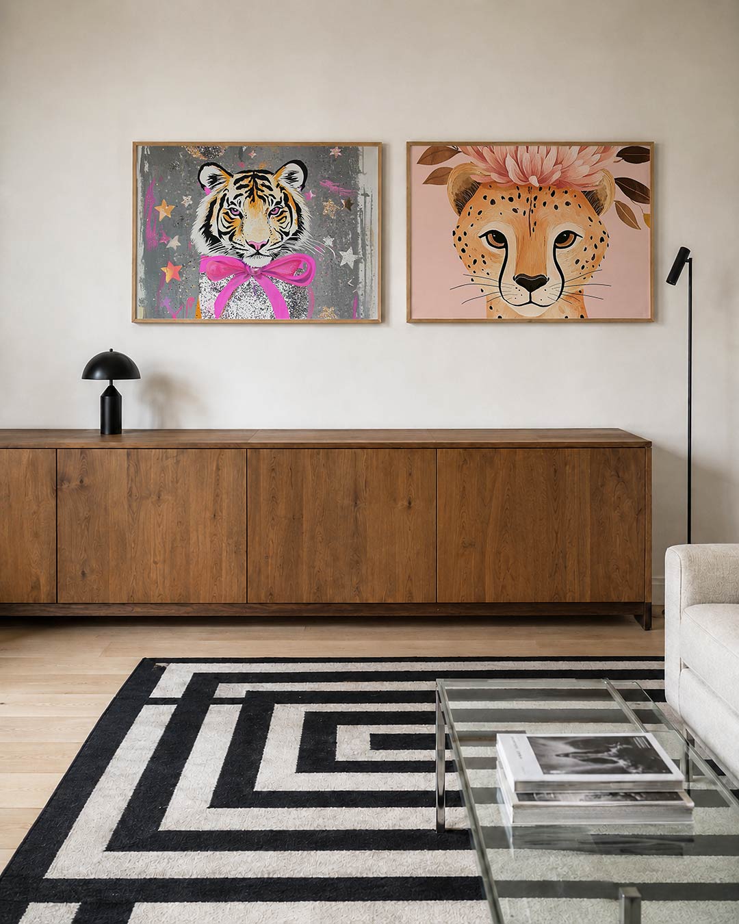 Tweedelige posterset met een kleurrijke tijger met roze strik, getoond in een interieur