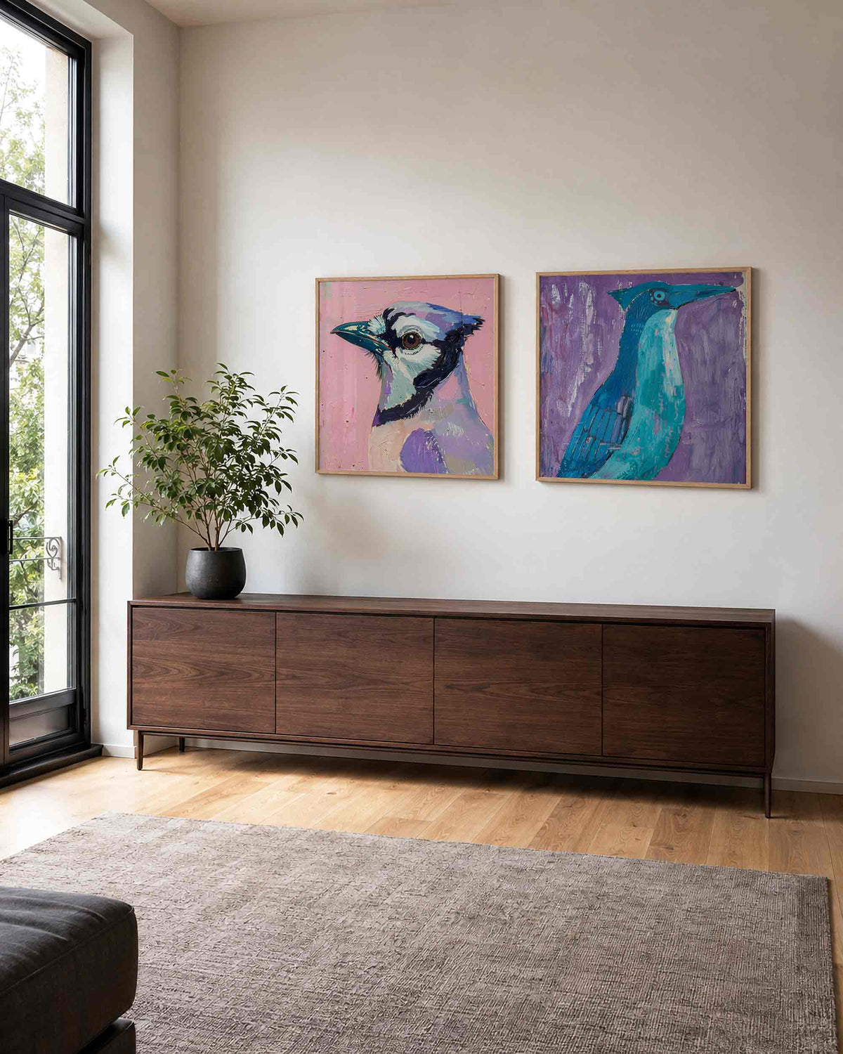 Interieurpresentatie van een tweedelige vierkante posterset met vogels in kleur