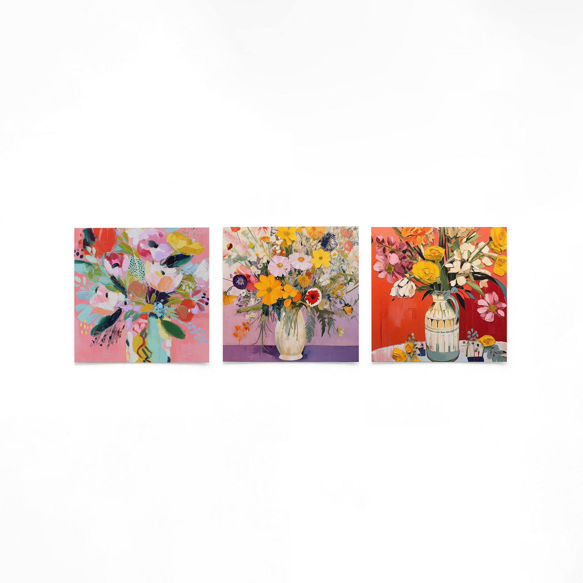 Drie vierkante posters met kleurrijke bloemen op een gebroken witte achtergrond