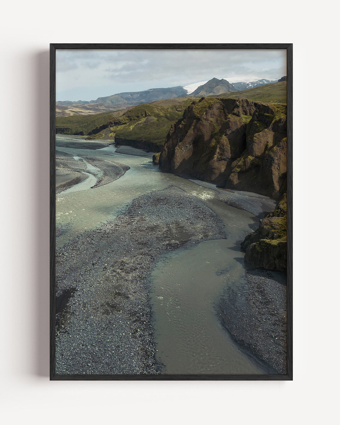 Rivierlandschap met bergen Poster