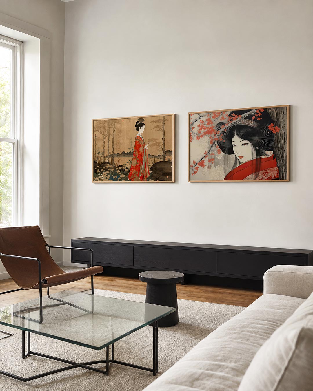 Twee liggende posters met een vrouw in een rode kimono met bloemrijke details, aan de muur in een interieur