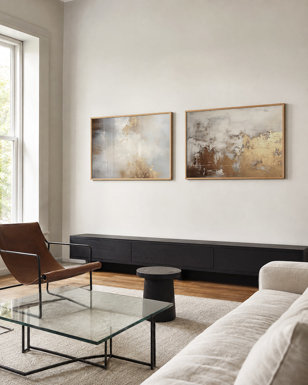 Tweedelige posterset met een fijne mengeling van zachte beige en grijze tinten met gouden accenten, getoond in een interieur