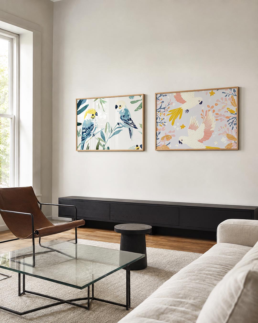 Twee liggende posters met twee vogels in zachte tinten blauw en geel, aan de muur in een interieur