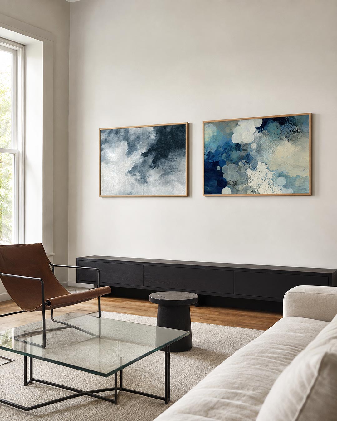 Twee liggende posters met donkere en lichte grijstinten met zachte overgangen, aan de muur in een interieur