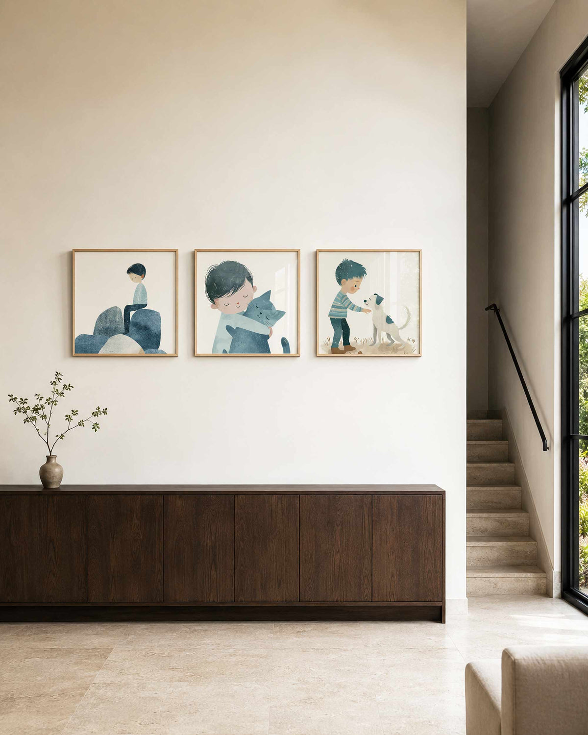 Interieurpresentatie van een driedelige vierkante posterset met jongen en dieren